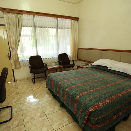 Langensari Hotel Cirebon Extérieur photo